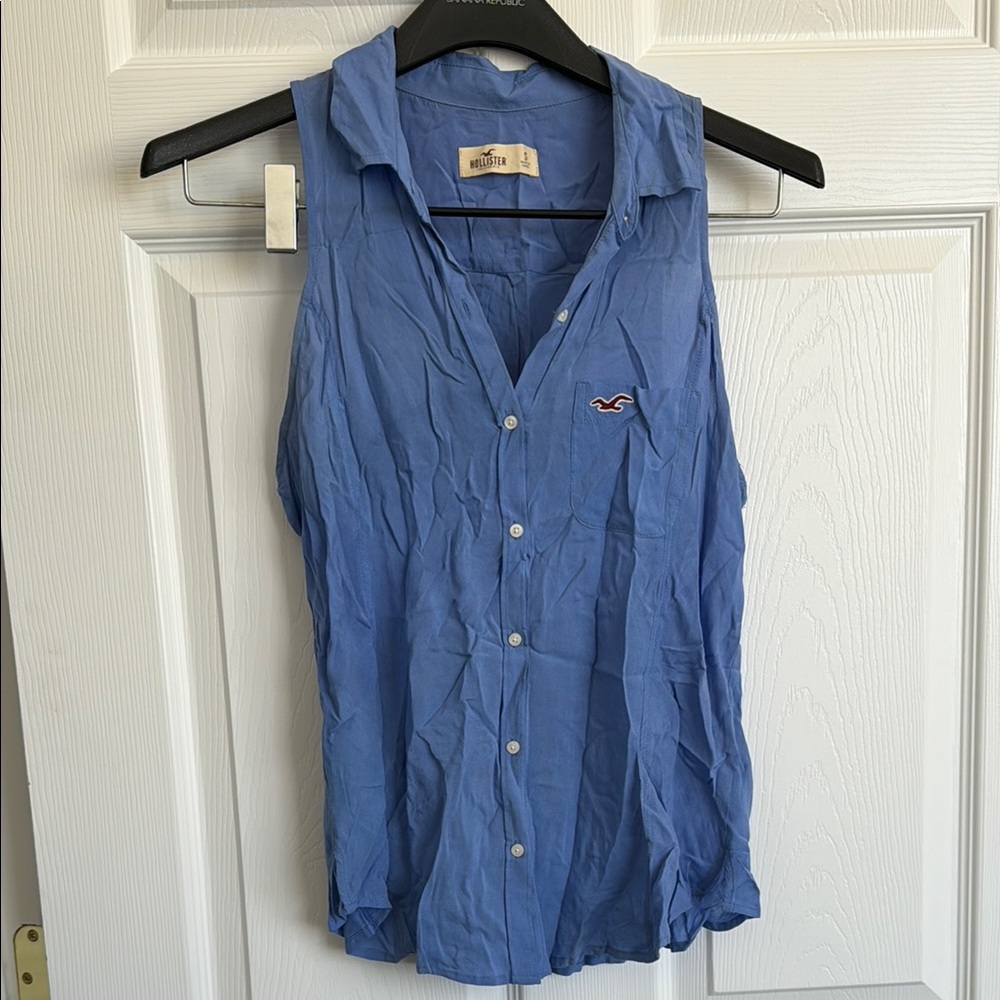 Hollister Light Blue Sleeveless Button-Up Collared Shirt Pleated Back
